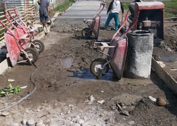 KEGIATAN PEMBANGUNAN DI DESA DURIAN DEMANG MELIBATKAN WARGA SEKITAR