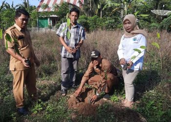 PENANAMAN POHON SERENTAK GUNA PENGHIJAUN DESA