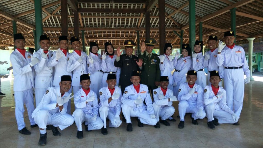 Upacara Peringatan HUT Kemerdekaan RI Ke-68 di Desa Berjalan Lancar