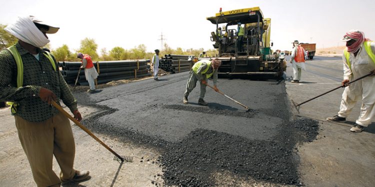 Sekian Tahun Menanti, Aspal Hotmix Jalan Desa Mulai Direalisasikan