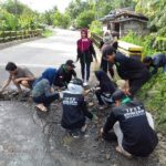 Prihatin Lakalantas Tinggi, Anak Muda Seluma Tutup Lubang Di Jalan