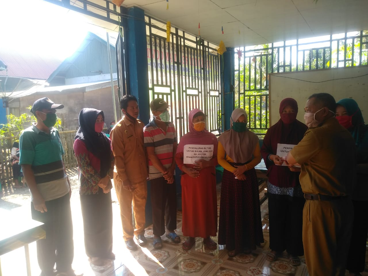 PEMBAGIAN BLT DD DESA PADANG MERBAU TAHUN 2020