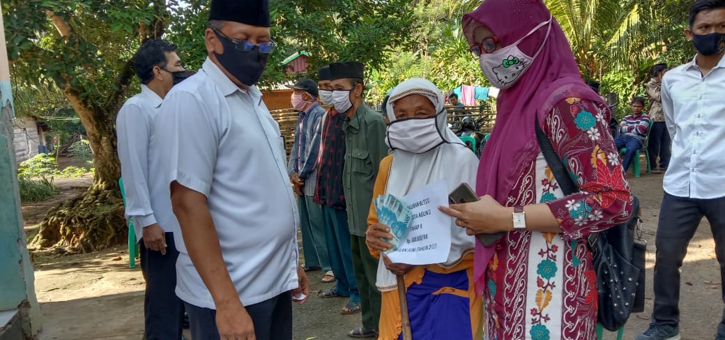 TANGIS BAHAGIA SEORANG NENEK PENERIMA BANTUAN BLT DARI DAMPAK COVID-19